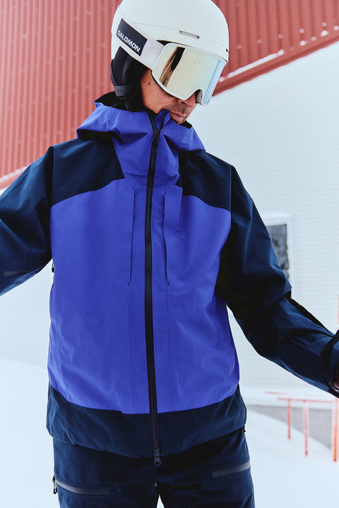 Model wearing the G06302 GORE-TEX 2L Jacket