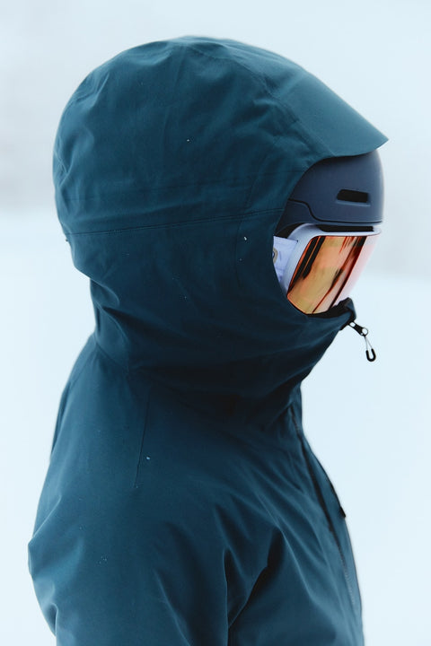 Model wearing the GW15306 W's G-AXIS Jacket