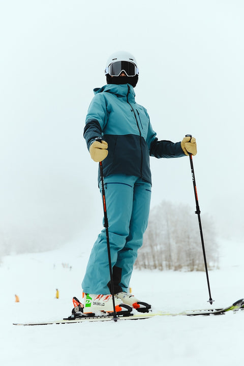 Model wearing the GW15306 W's G-AXIS Jacket